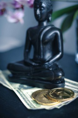 bitcoin ve ethereum arka planda orkide olan Buda'nın rakam