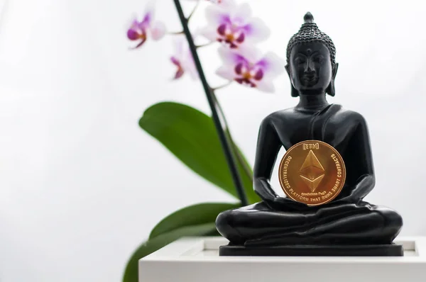 Figura Buddha Con Moneta Ethereum Sullo Sfondo Orchidee — Foto Stock