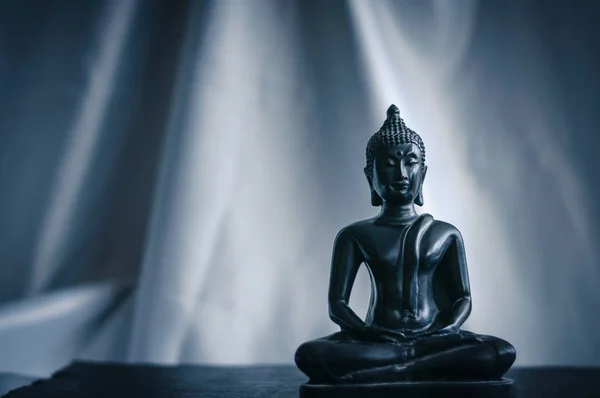 Fekete Kis Figura Buddha Egy Szürke Háttér — Stock Fotó