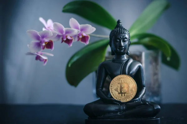Figura Buddha Con Bitcoin Sullo Sfondo Orchidee — Foto Stock