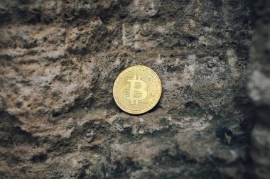bitcoin kaya zemin üzerine altın sikke madencilik bitcoin