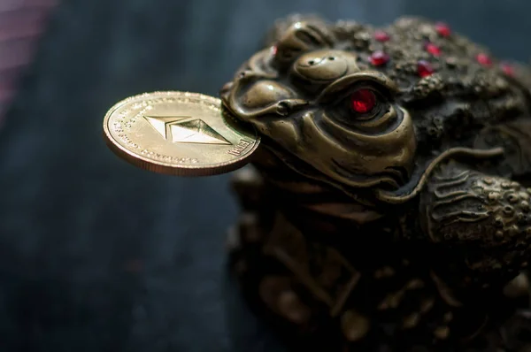 Chiński Ropucha Powodzenia Ethereum Złota Moneta Ustach — Zdjęcie stockowe