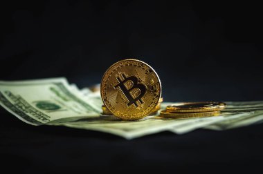 Altın bitcoin yalan banknot dolar bir paket üzerinde