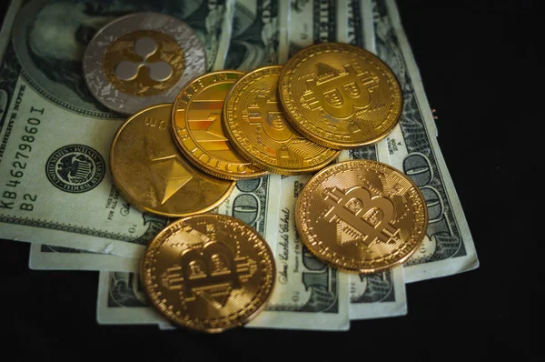 Złote Monety Bitcoin Kłamstwo Paczkę Banknoty Dolarów — Zdjęcie stockowe