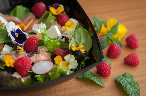 Ahududu Meyve Çiçek Peynir Somon Salata — Stok fotoğraf