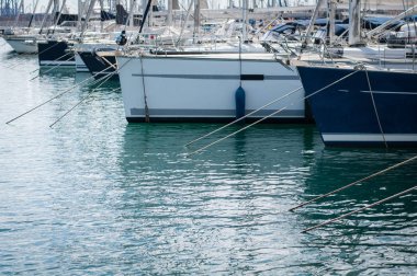 bulutlar ile mavi gökyüzü güneşli bir iskelede yelkenliler
