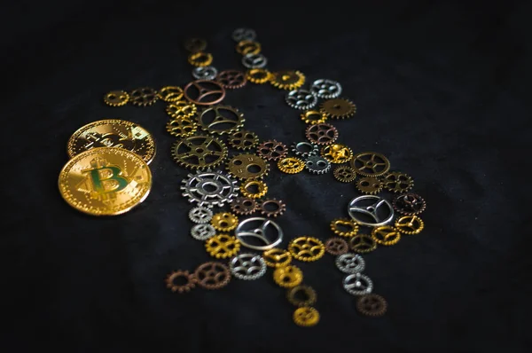 Ciemnym Tle Mechanizmów Zegarowych Ułożone Formie Litery Bitcoin Monety — Zdjęcie stockowe