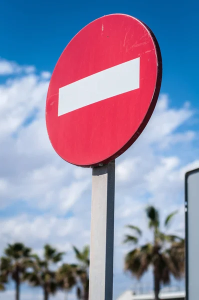 Por Que Prohíbe Señalización Vial Sobre Fondo Cielo Nublado Palmeras — Foto de Stock