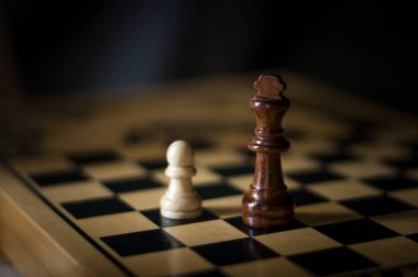 Beyaz piyon ve satranç tahtası üzerinde siyah Kral