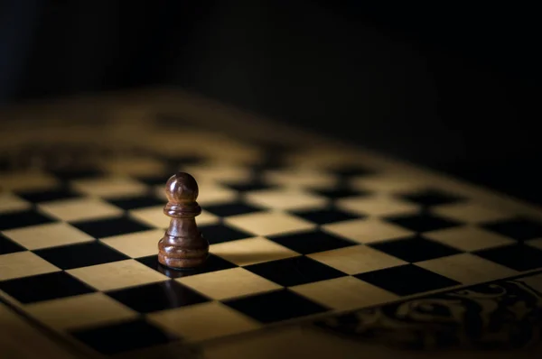 Schaken Van Witte Pion Een Schaakbord Zwarte Achtergrond — Stockfoto