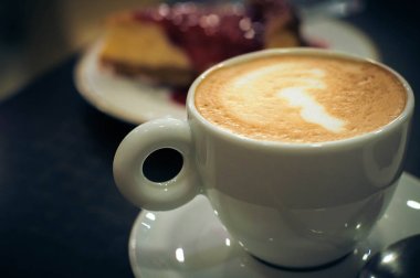 Bir fincan kahveli kek.