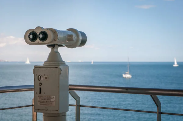 Prismáticos públicos para observar el mar —  Fotos de Stock