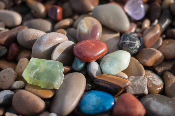 Minerais coloridos na praia de pedra a granel — Fotografia de Stock