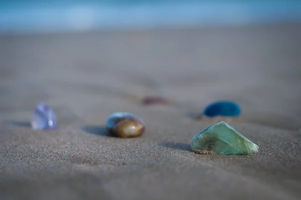 Minéraux colorés sur la plage de pierre en vrac — Photo
