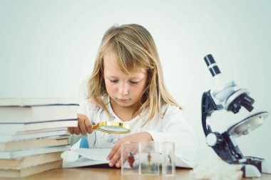 Küçük kız bilim adamı