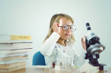Küçük kız bilim adamı