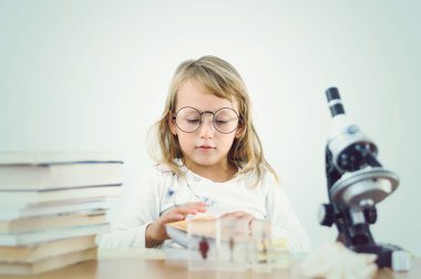 Küçük kız bilim adamı