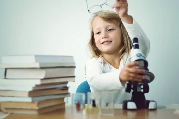 Kleine meisje wetenschapper — Stockfoto