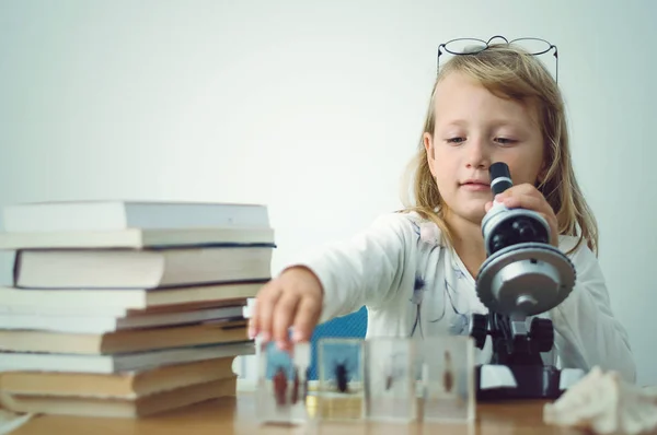 Kleine meisje wetenschapper — Stockfoto