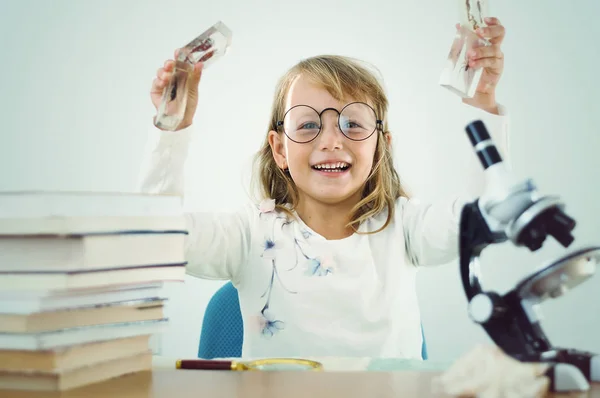 Kleine meisje wetenschapper — Stockfoto