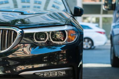 arabanın far ön görünümü