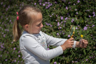 büyüteç ile doğanın Explorer kız