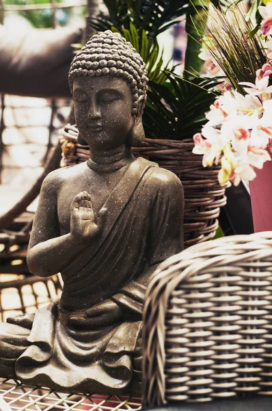 Figura di Buddha nel giardino — Foto Stock