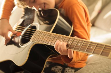 siyah akustik gitar ile çocuk