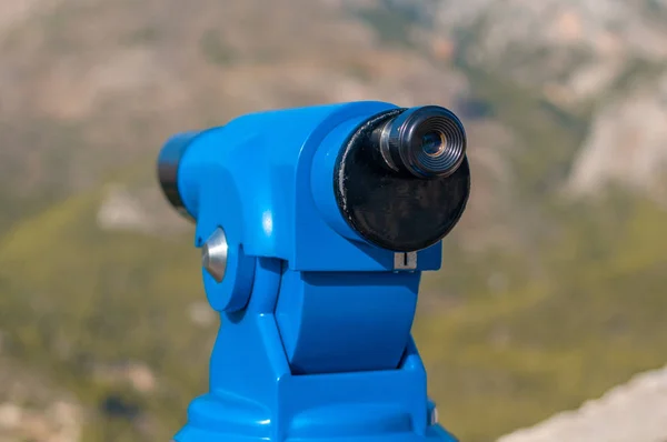 Синій панорамний публічний бінокль для спостереження за панорамним видом — стокове фото