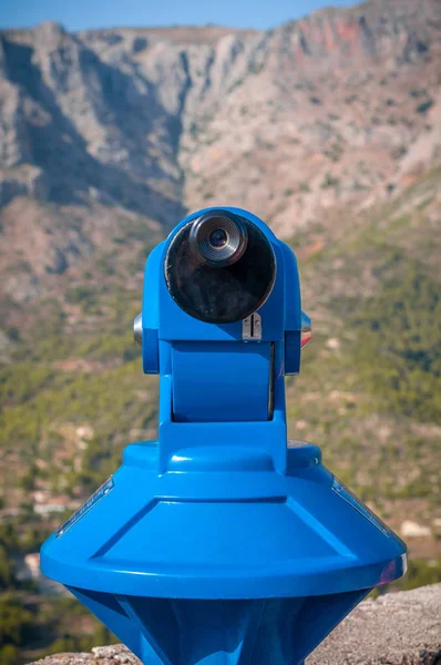 Синій панорамний публічний бінокль для спостереження за панорамним видом — стокове фото