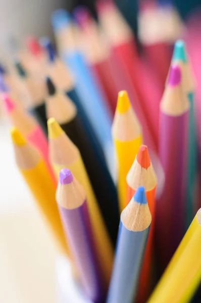 Groep van heldere kleurpotloden voor tekenen — Stockfoto