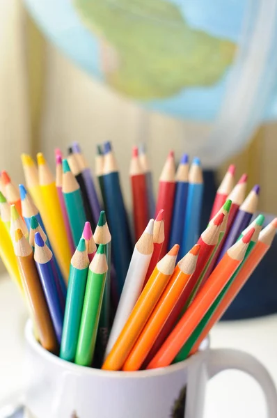 Groep van heldere kleurpotloden voor tekenen — Stockfoto