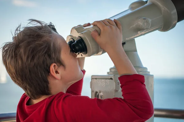 A fiú figyeli a turista teleszkóp — Stock Fotó