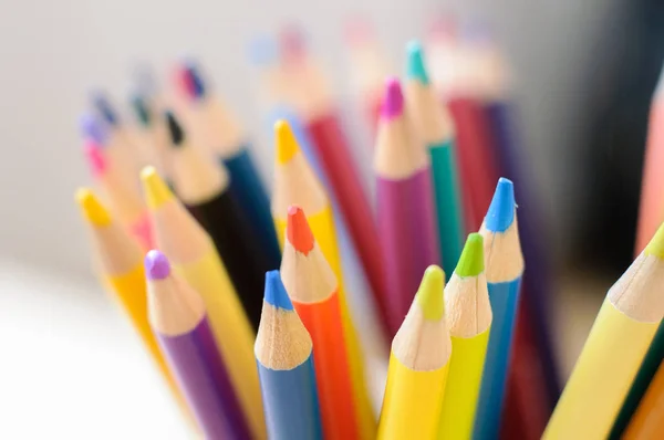 Groep van heldere kleurpotloden voor tekenen — Stockfoto