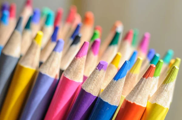 Groep van heldere kleurpotloden voor tekenen — Stockfoto