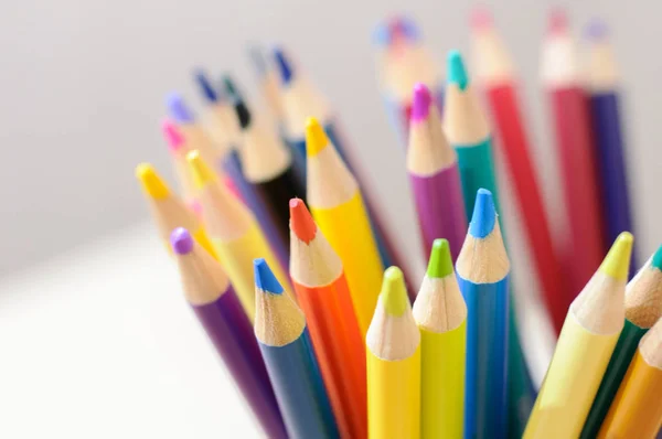 Groep van heldere kleurpotloden voor tekenen — Stockfoto