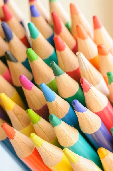 Grupa jasnych ołówków kolorowych do rysowania — Zdjęcie stockowe