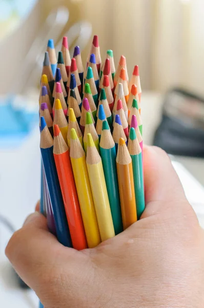 Groep van heldere kleurpotloden in de hand — Stockfoto