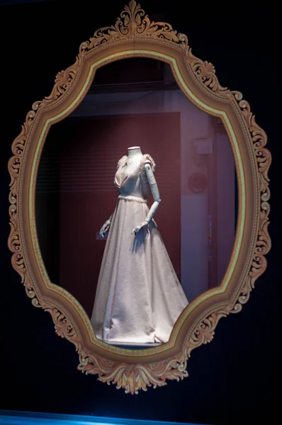 Vestido de noche en un marco en un arte glamour maniquí — Foto de Stock