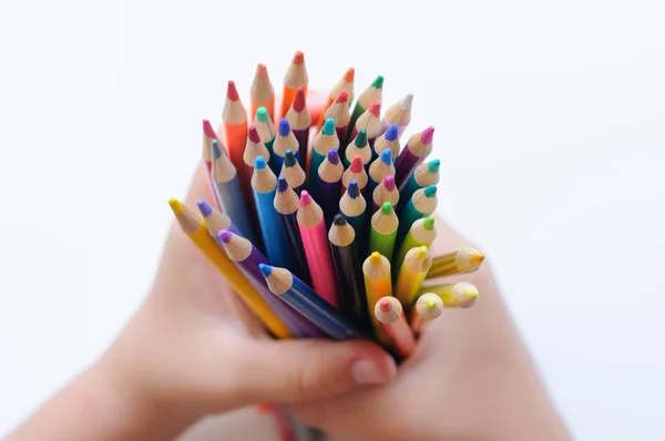 Groep van heldere kleurpotloden in de hand — Stockfoto