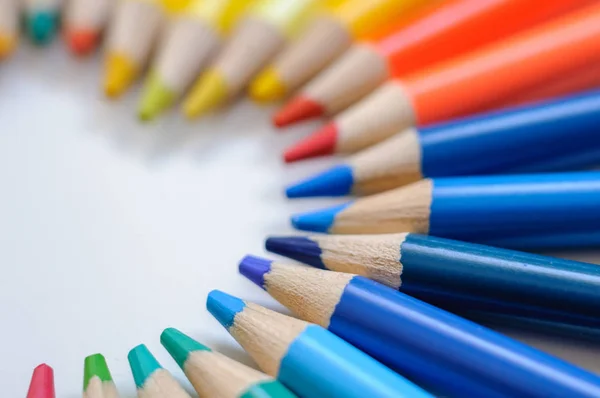 Forma di cuore di matite colorate su sfondo bianco — Foto Stock