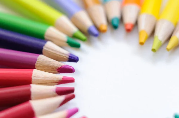 Kształt serca kolorowych ołówków na białym tle — Zdjęcie stockowe