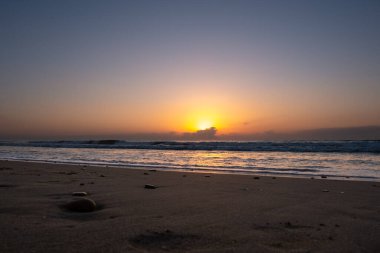 Akdeniz üzerinde güzel bir gün doğumu, sakin dalgalar.
