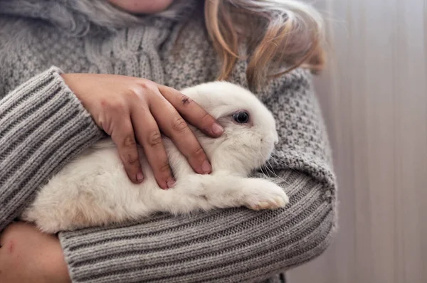 Blonde fille avec un lapin blanc dans ses bras — Photo