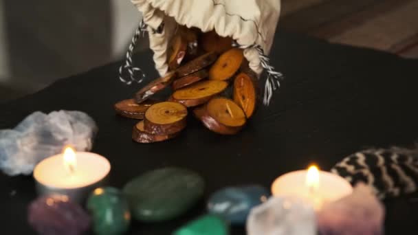 Dřevěné runy, svíčky a kameny na stole — Stock video