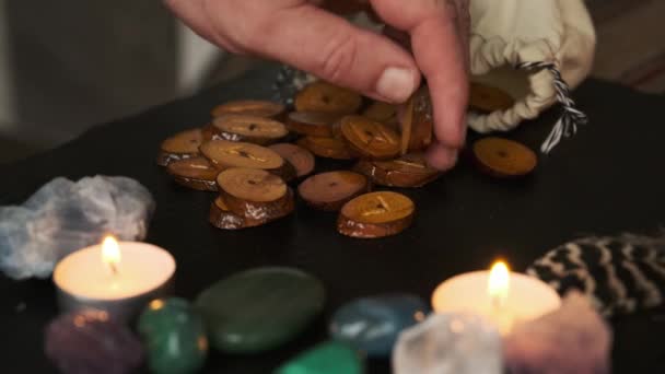 Ξύλινα ρούνους, κερί και πέτρες στο τραπέζι — Αρχείο Βίντεο