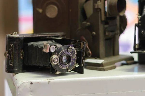 Старые фотокамеры в витрине магазина — стоковое фото