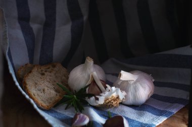 Havluda sarımsaklı siyah biberiye.