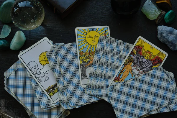 Cartas del tarot sobre la mesa — Foto de Stock