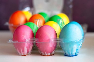 Yumurta tepsisinde Paskalya için renkli yumurtalar, çok renkli.